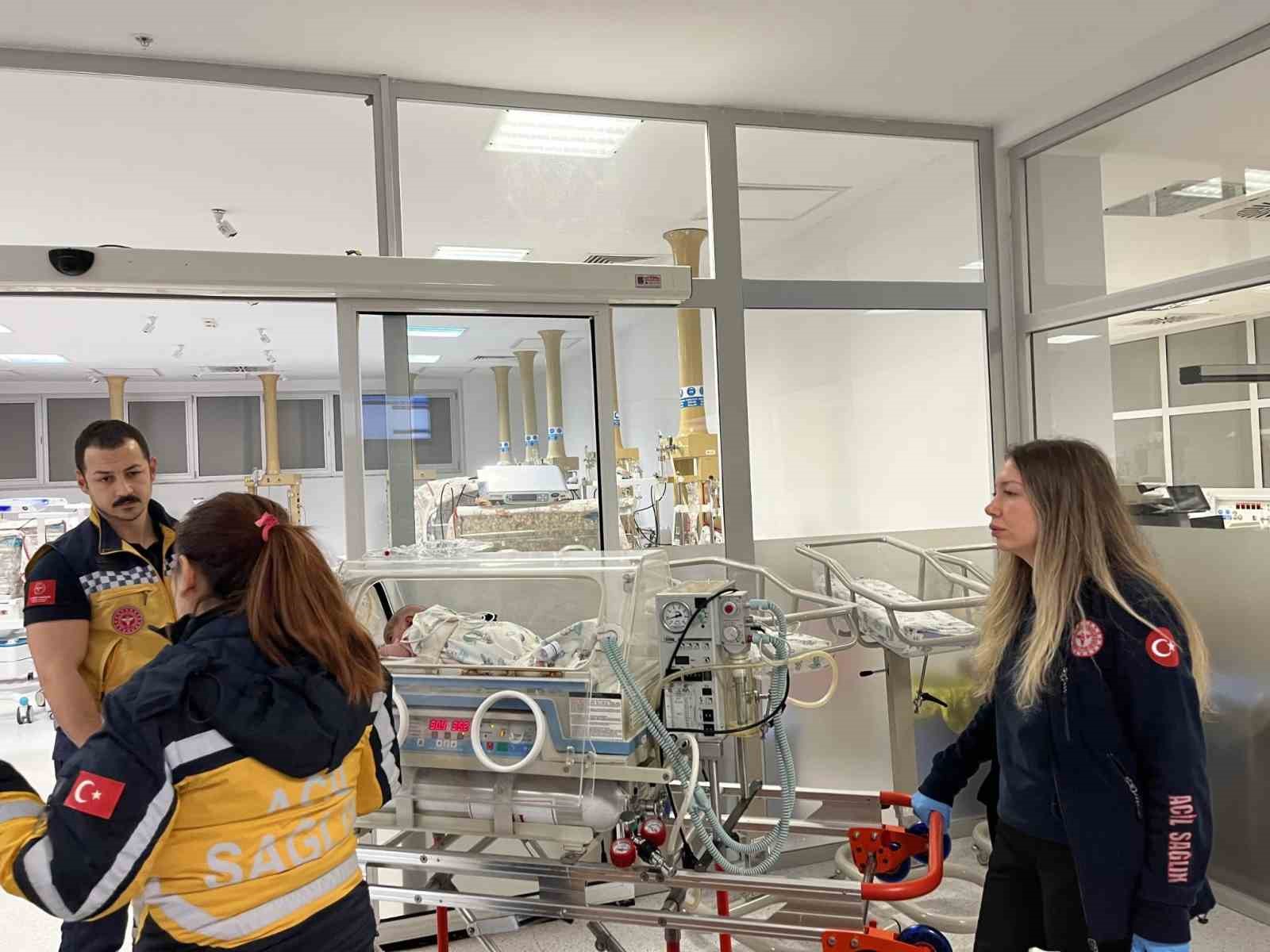 Çanakkale’de 54 günlük bebek uçak ambulansla Ankara’ya sevk edildi
