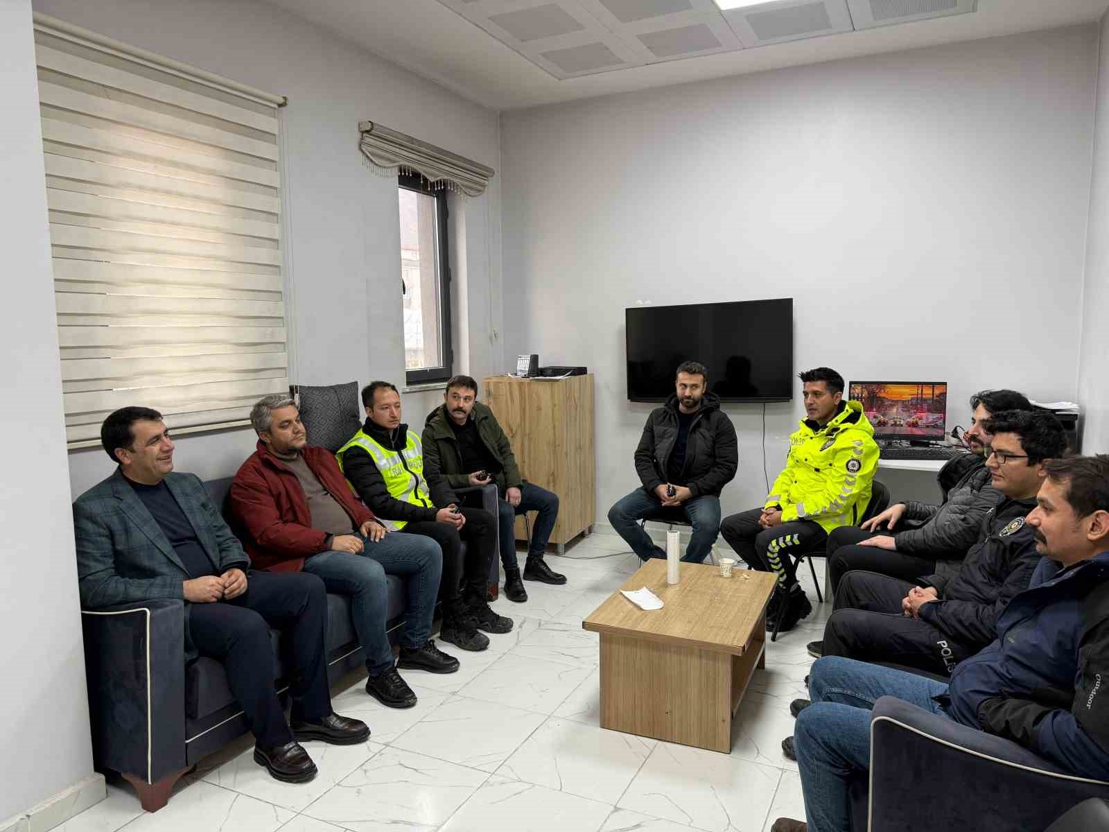 Şemdinli’de polislere pasta sürprizi

