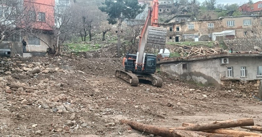 Kozluk’ta vatandaşların kabusu haline gelen çamurlu köy yolları onarıldı
