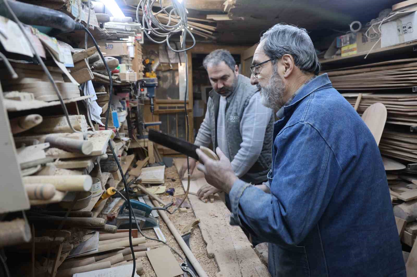 Baba oğul plastiğe karşı ahşap ustalığını yaşatmaya devam ediyor
