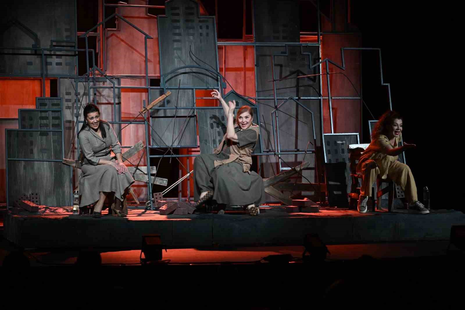 ’Sen İstanbul’dan güzelsin’ oyunu Manisalıları büyüledi
