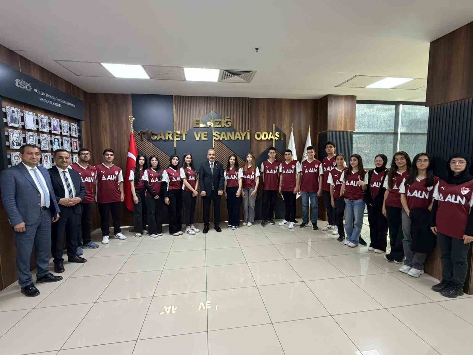 Başkan Alan sözünü tuttu: Öğrencilere formalarını hediye etti
