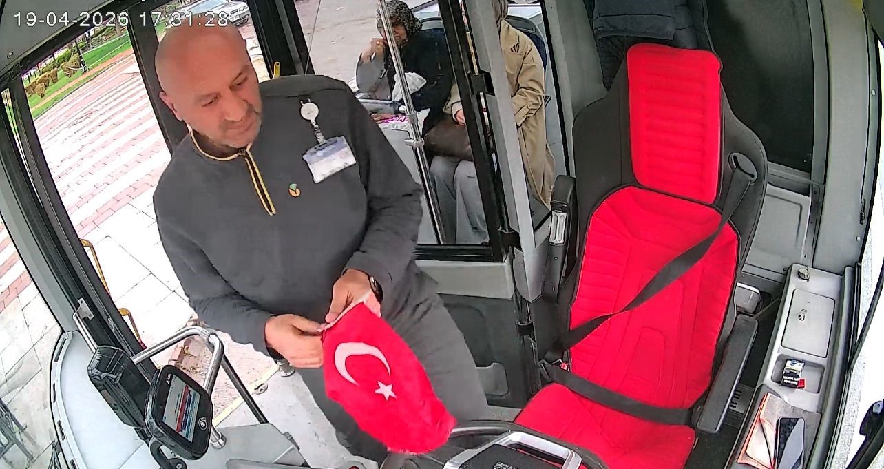 Malatya’da otobüs şoförünün bayrak hassasiyeti
