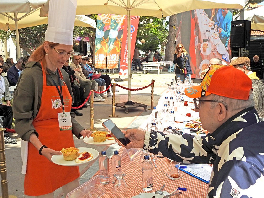 Alaçatı’da Gastronomi Şöleni: En güzel ot yemeği belli oldu

