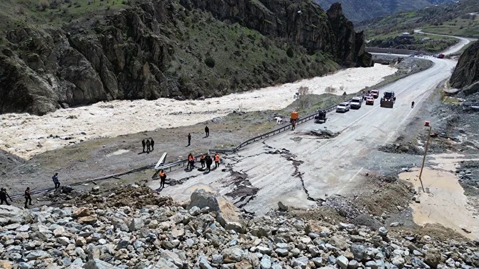 Hakkari-Van yolu trafiğe açıldı
