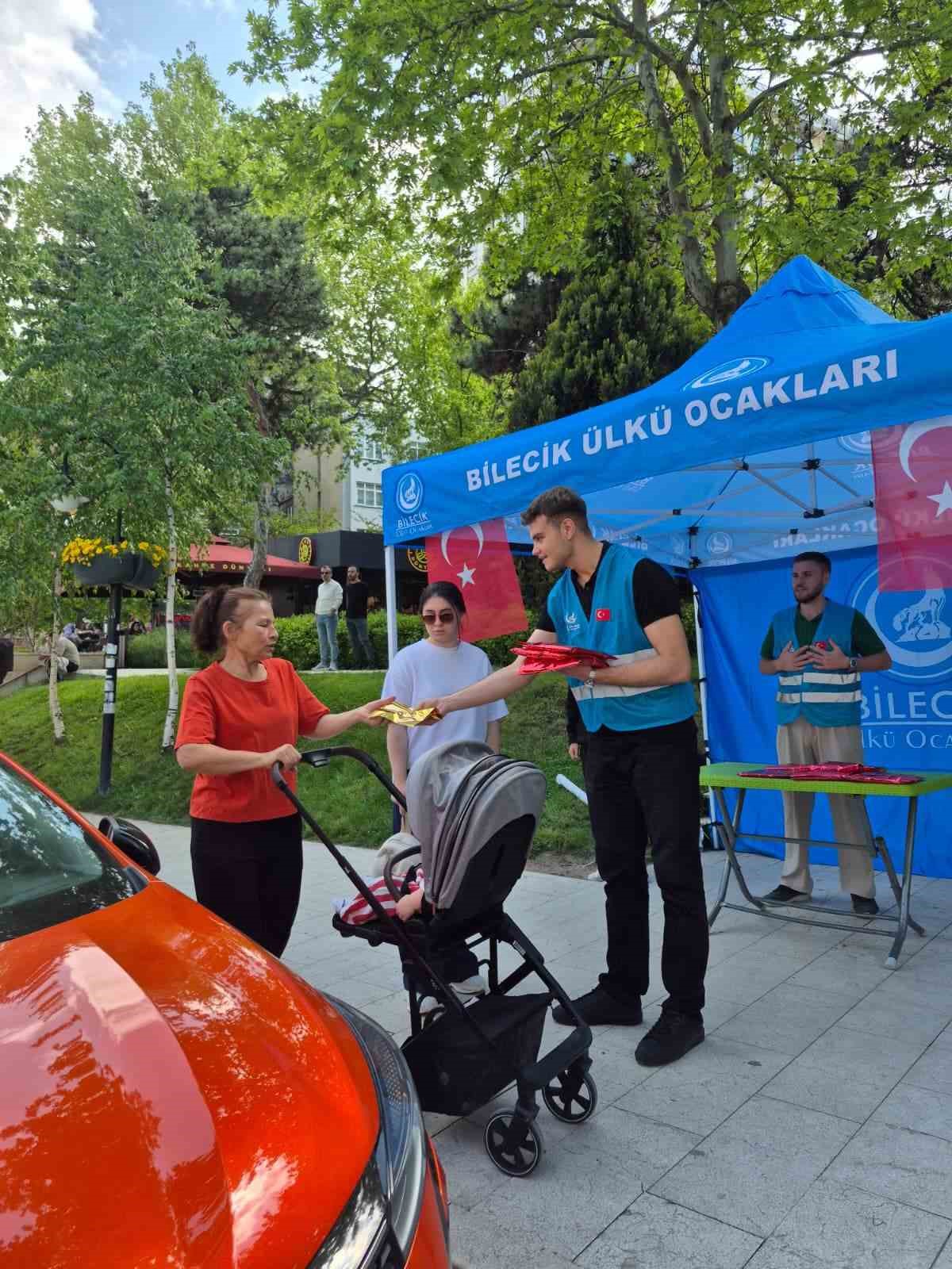 Ülkü Ocakları’ndan Anneler Günü’nde kadınlara hediye
