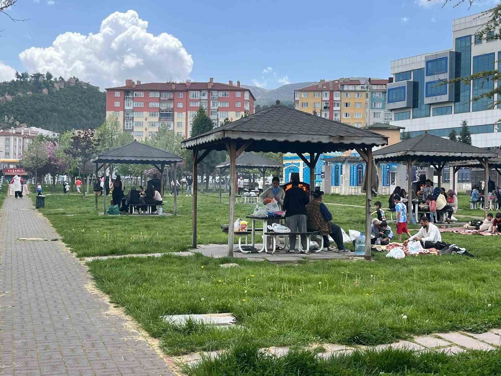 Havaların ısınması ile aileler parklara akın etti
