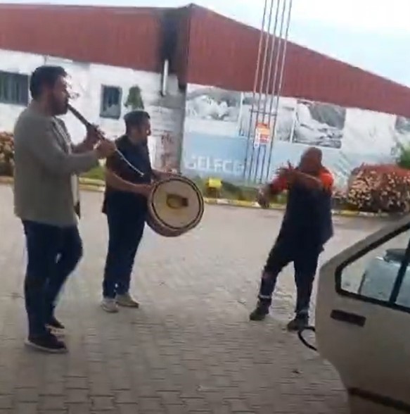 Düzce’de akaryakıt istasyonunda renkli görüntüler: Klarnetçi ve davulcu çaldı, pompacı oynadı
