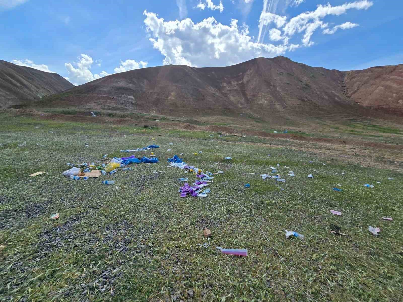 Gökkuşağı Tepeleri’nde çöp tepkisi: Doğaseverler alanı temizledi
