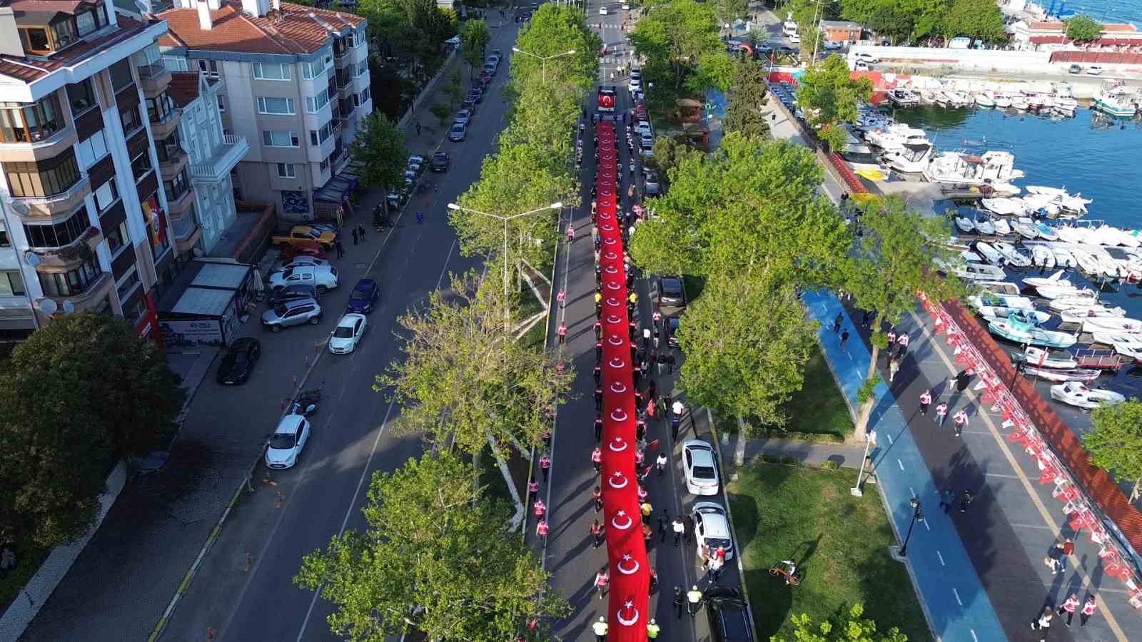 Tekirdağ’da dev bayrakla gençlik yürüyüşü

