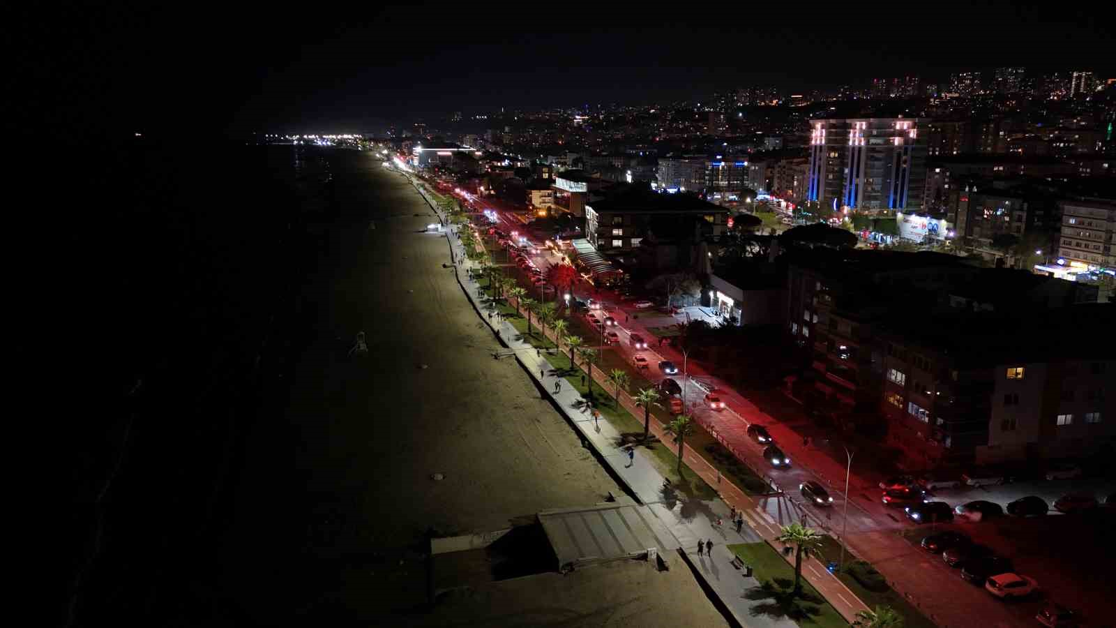 Samsun’da 19 Mayıs’a özel aydınlatma: Kırmızı beyaz ışıklar sahili süsledi
