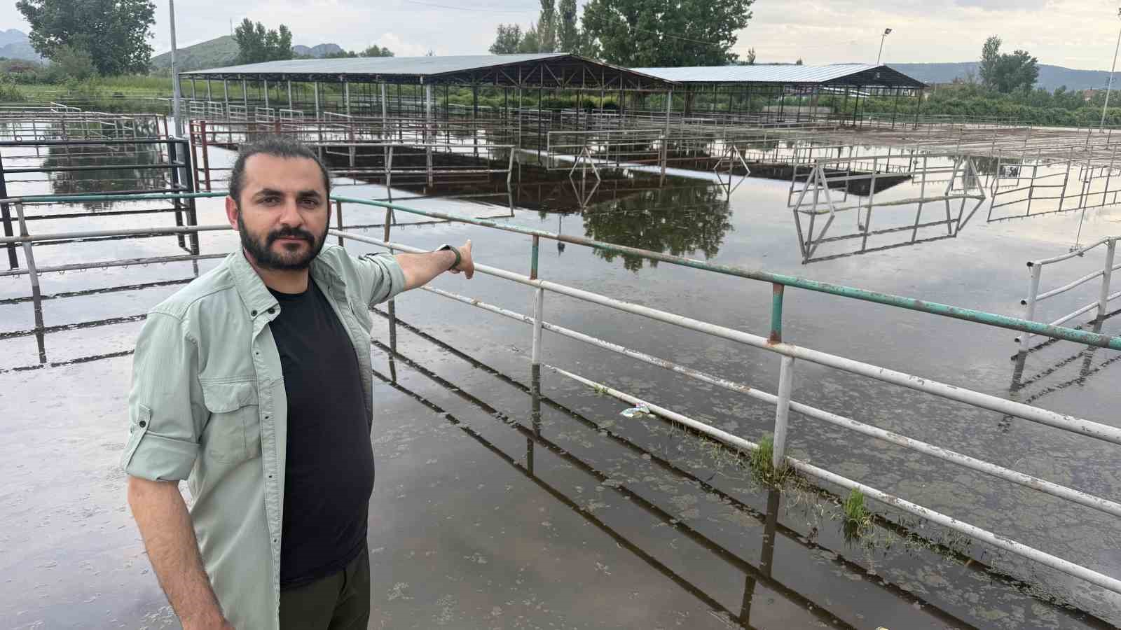 Turhal’da hayvan pazarı sular altında kaldı
