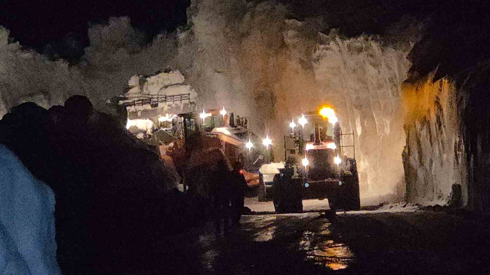 Bahçesaray yolunda gece mesaisi
