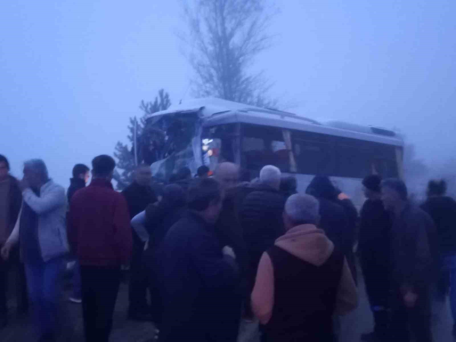 Yolcu midibüsü ile yakıt yüklü tır çarpıştı: 3 yaralı
