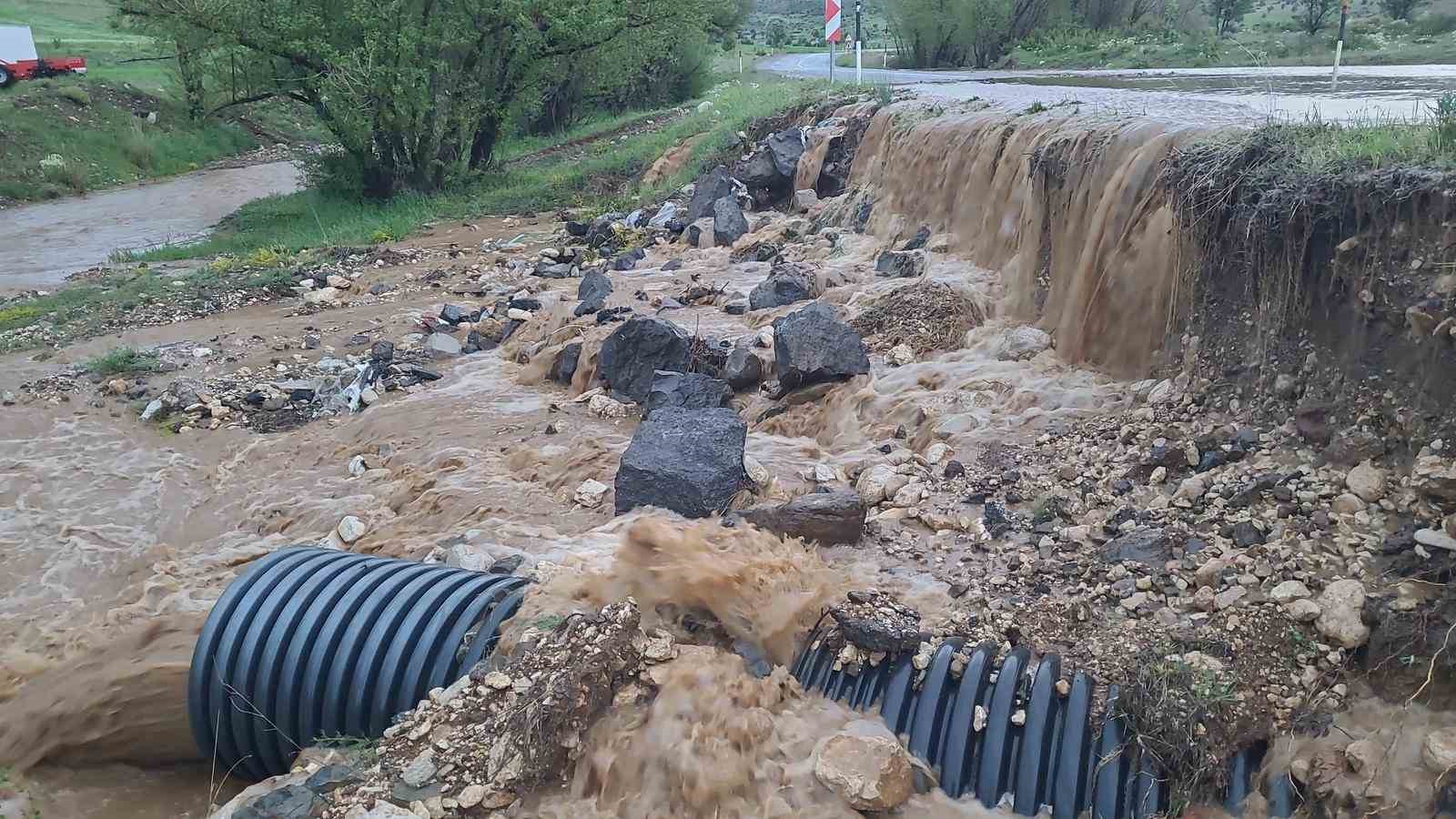 Tomarza’da sağanak etkili oldu, ana yol sular altında kaldı

