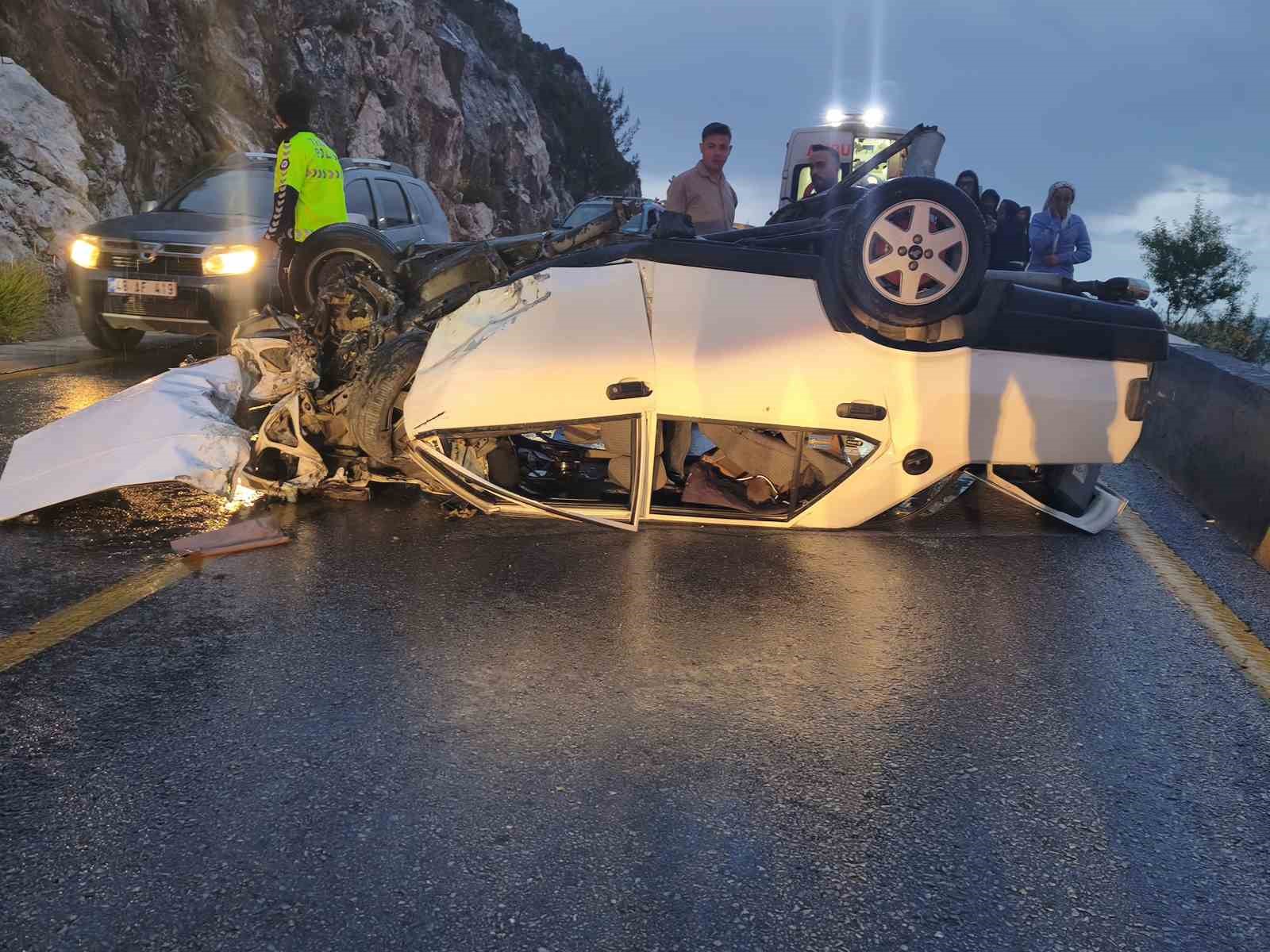Takla atan otomobil ters döndü: 5 yaralı
