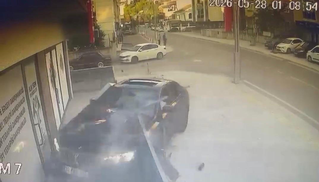 Kontrolden çıkan otomobil, danışmanlık merkezine daldı: O anlar kamerada
