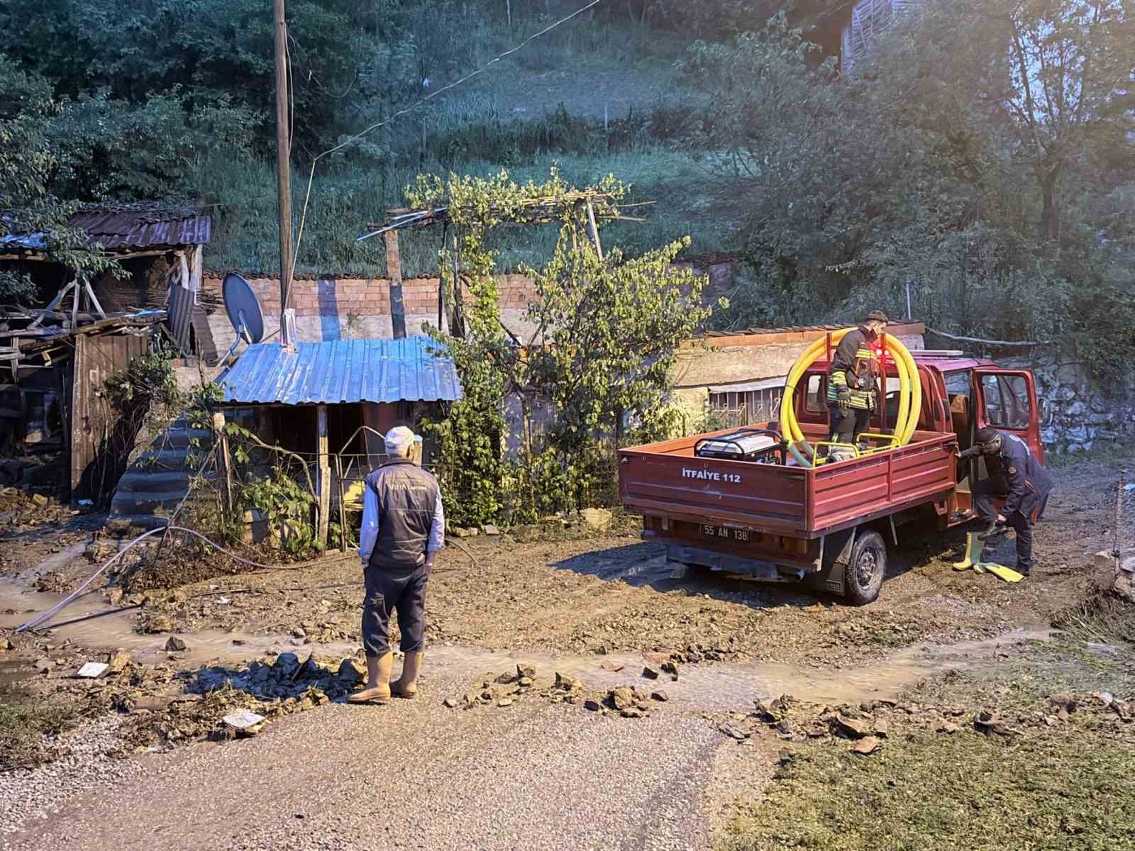 Samsun Kavak’ta sağanak yağış: Yollar dere gibi aktı

