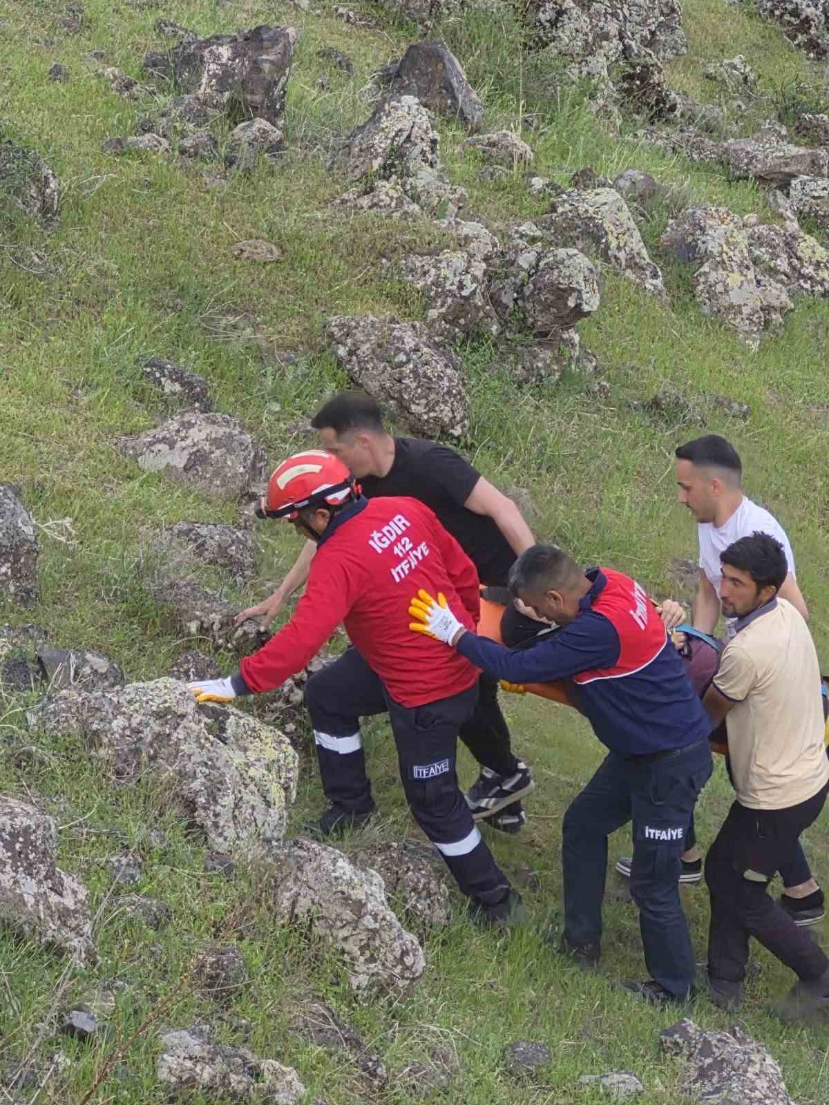 Iğdır’da otomobil uçuruma yuvarlandı: 4 yaralı
