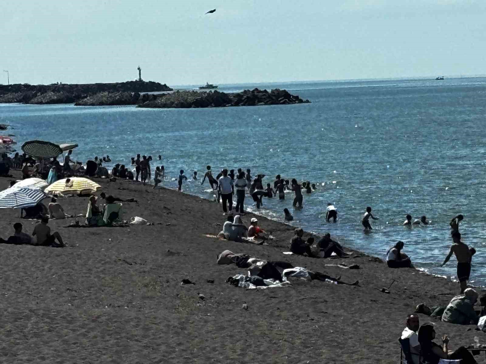 Akçakoca sahilleri bayramda doldu taştı
