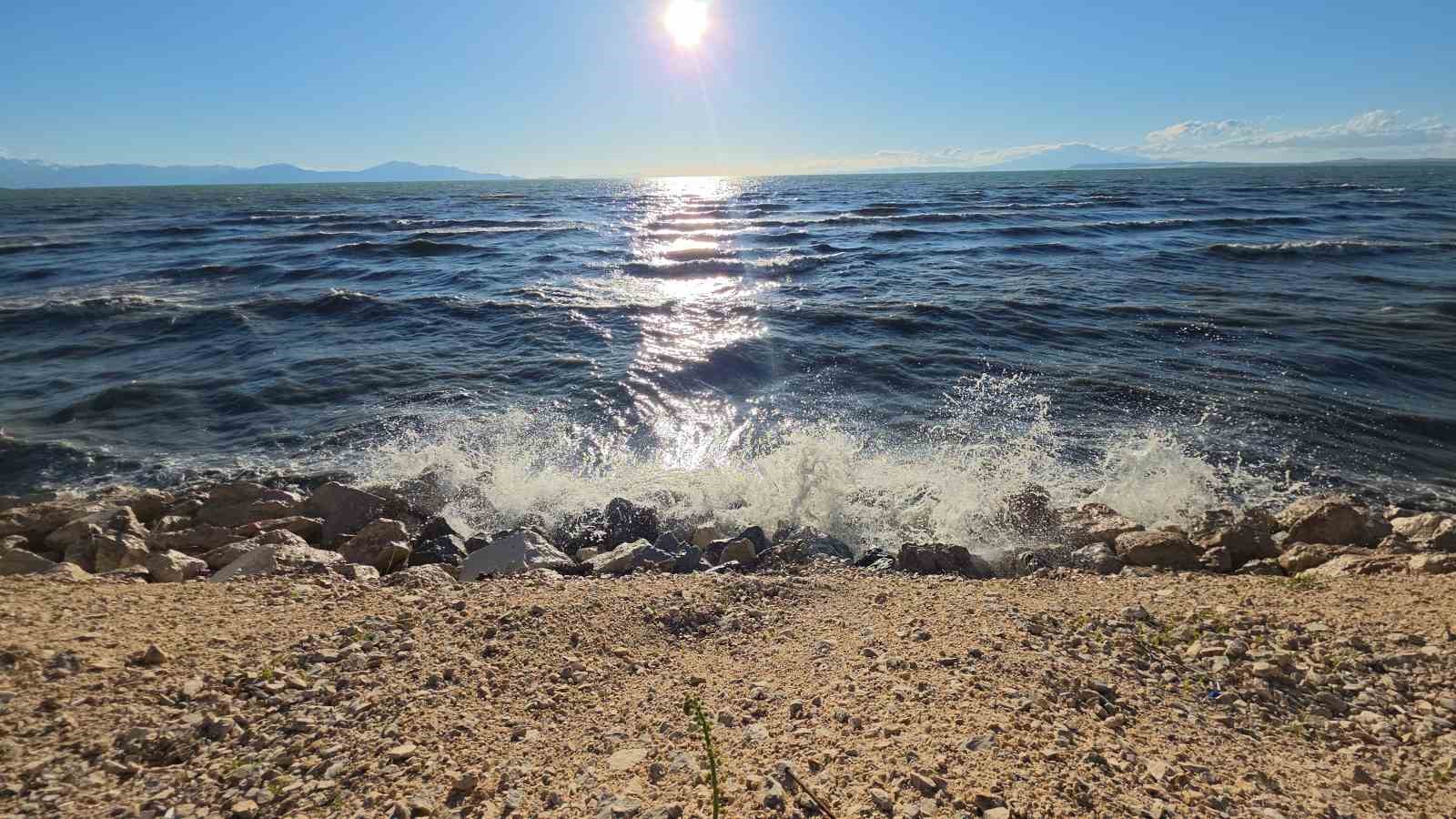 Van’da etkili olan rüzgar Van Gölü’nü coşturdu, dalgalar sahili tokatladı

