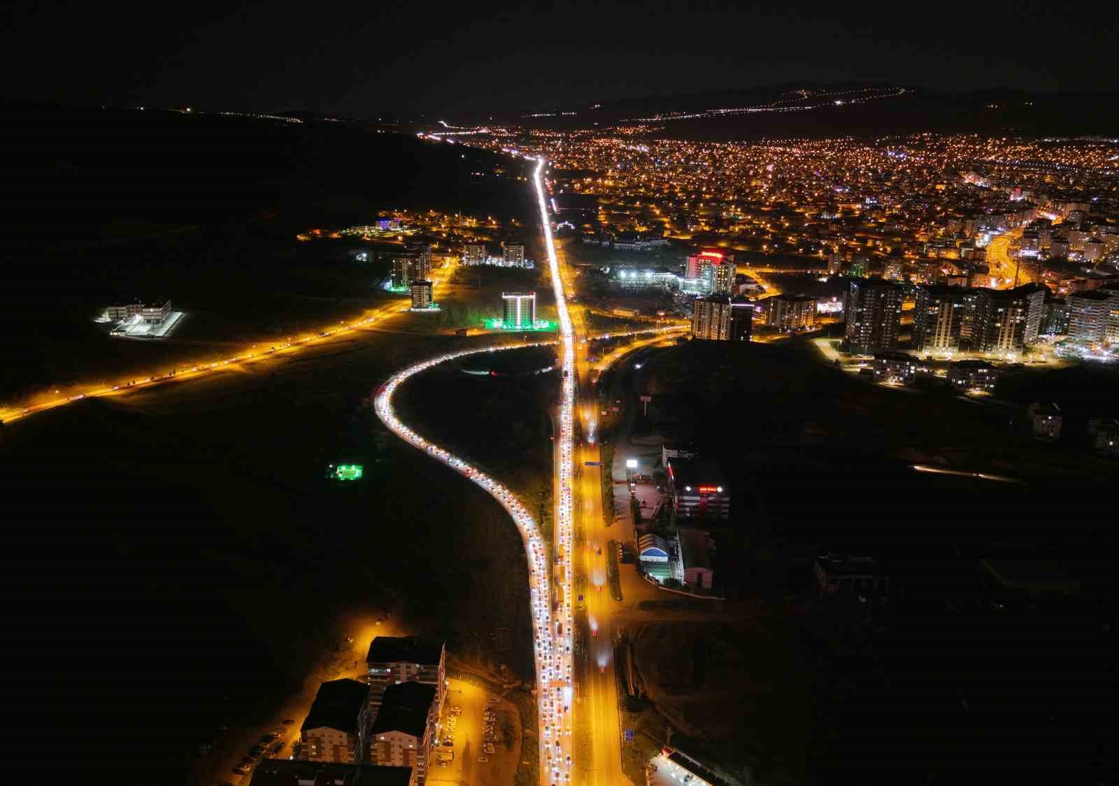 Tatilciler dönüş yolunda: 43 ilin geçiş noktasında kilometrelerce kuyruk
