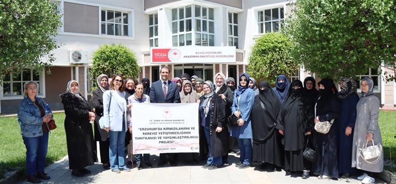 Erzurumlu kadın çiftçilerden Erzincan’a çıkarma
