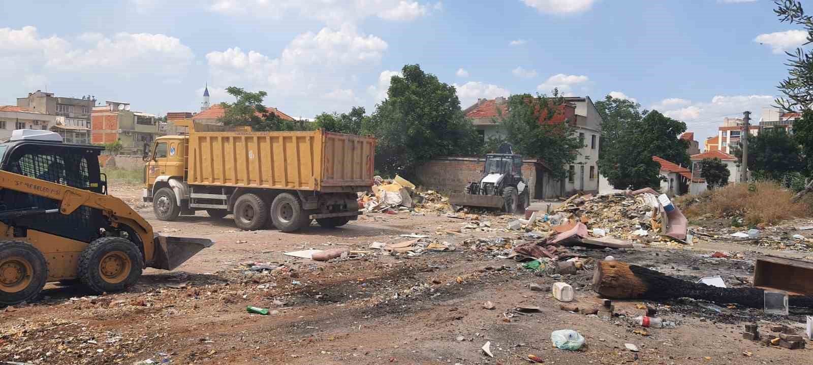 Yunusemre’de boş arazilere usulsüz dökülen 8 kamyon atık toplandı
