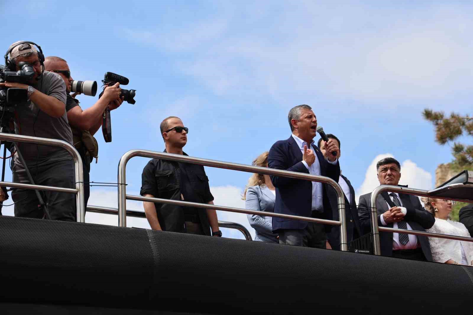 Özgür Özel: "CHP’nin seçilmiş genel başkanıyım, beni seven yarın sandığa gitsin"
