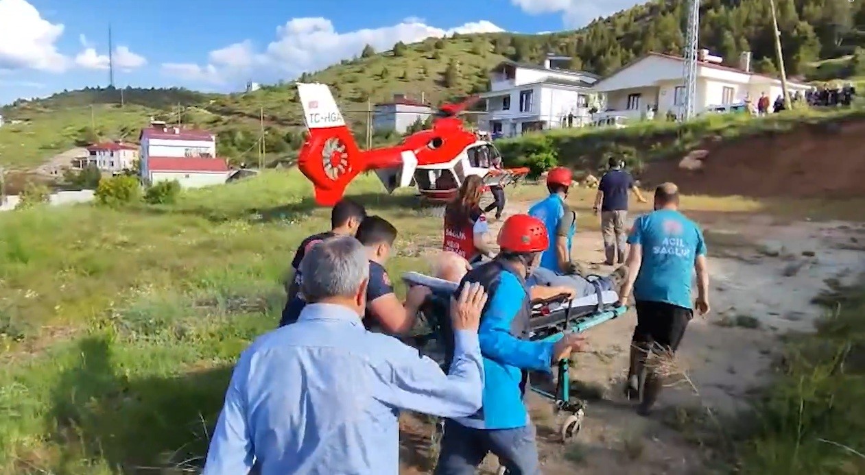 Refahiye’de göğüs ağrısı geçiren hasta hava ambulansıyla hastaneye ulaştırıldı
