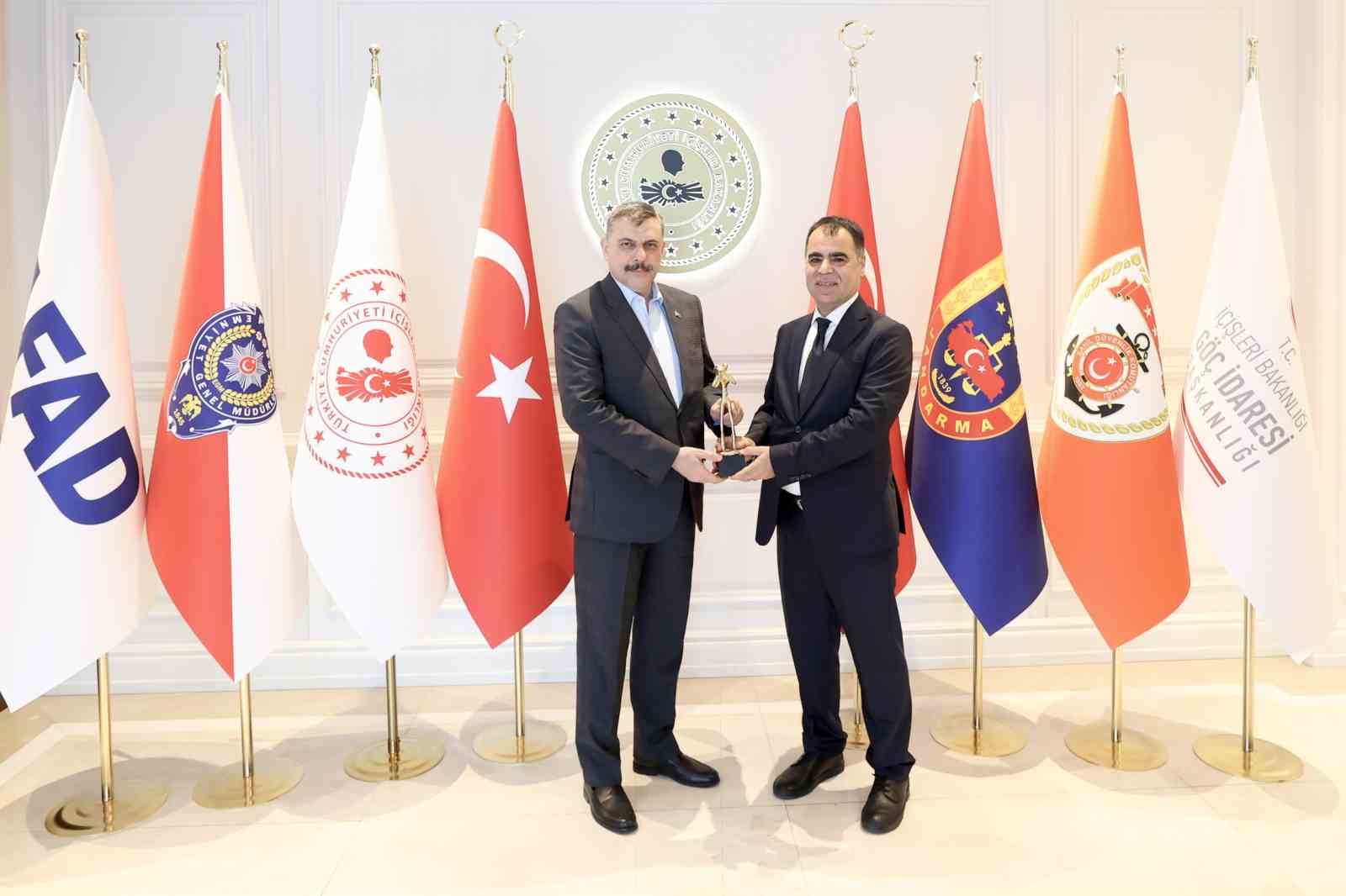 Bakan Çiftçi, Türkiye Haber Kameramanları Derneği Başkanı Akın’ı kabul etti
