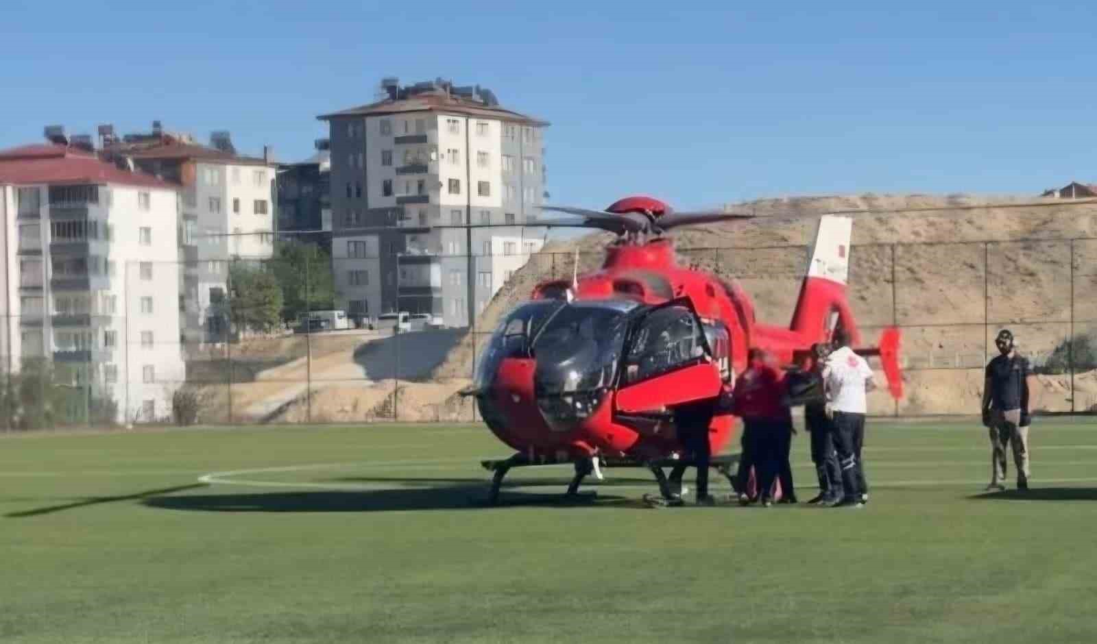 Bacağı kırılan yaşlı adam ambulans helikopterle Malatya’ya sevk edildi

