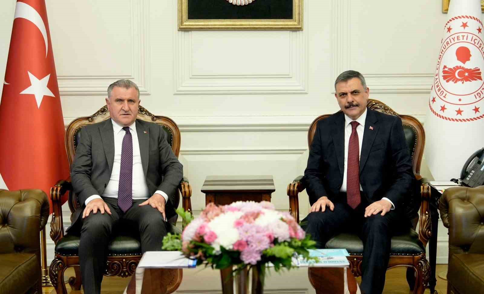 İçişleri Bakanı Çiftçi, Gençlik ve Spor Bakanı Bak ile görüştü
