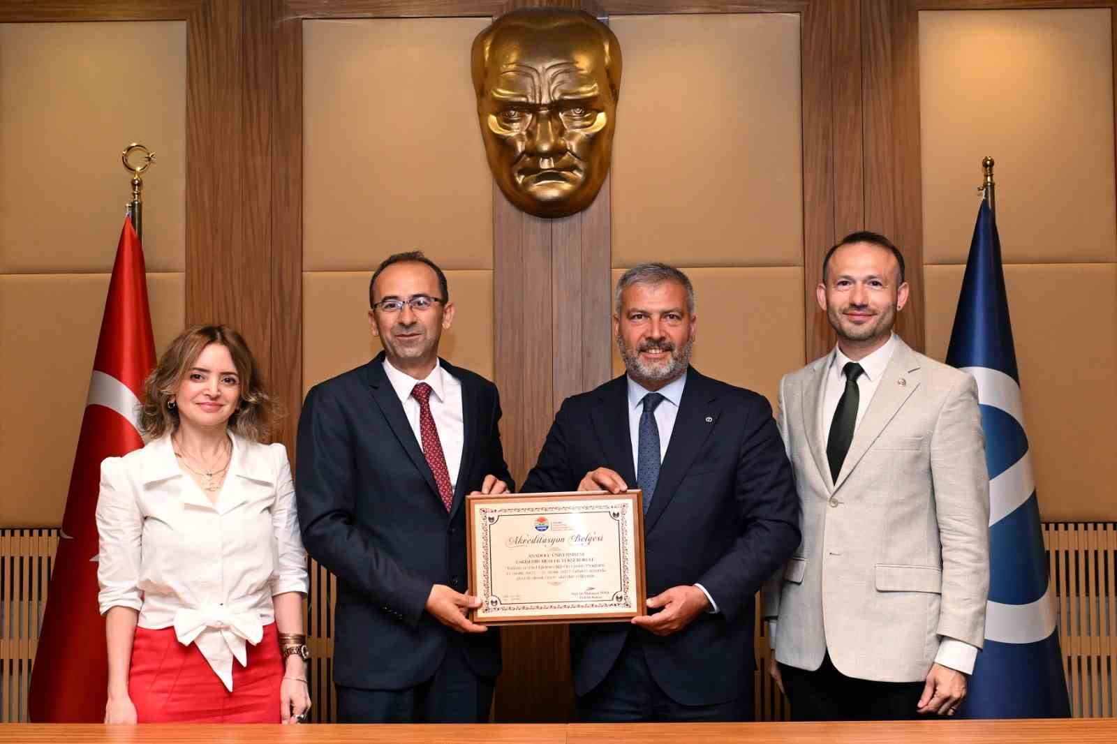 TURAK’tan Anadolu Üniversitesi EMYO’ya akreditasyon plaketi
