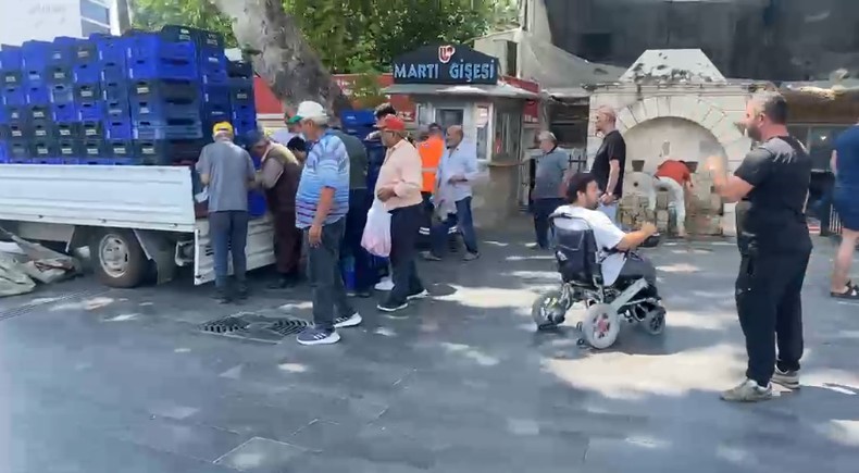 Halde alıcı bulamadığı 4 ton domatesi vatandaşlara ücretsiz dağıttı
