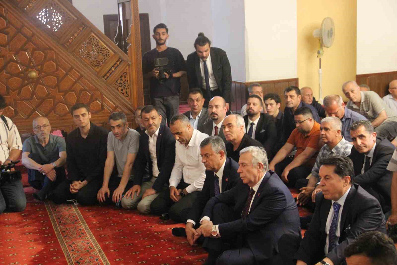 Ferdi Zeyrek için Hatuniye Camii’nde mevlid programı

