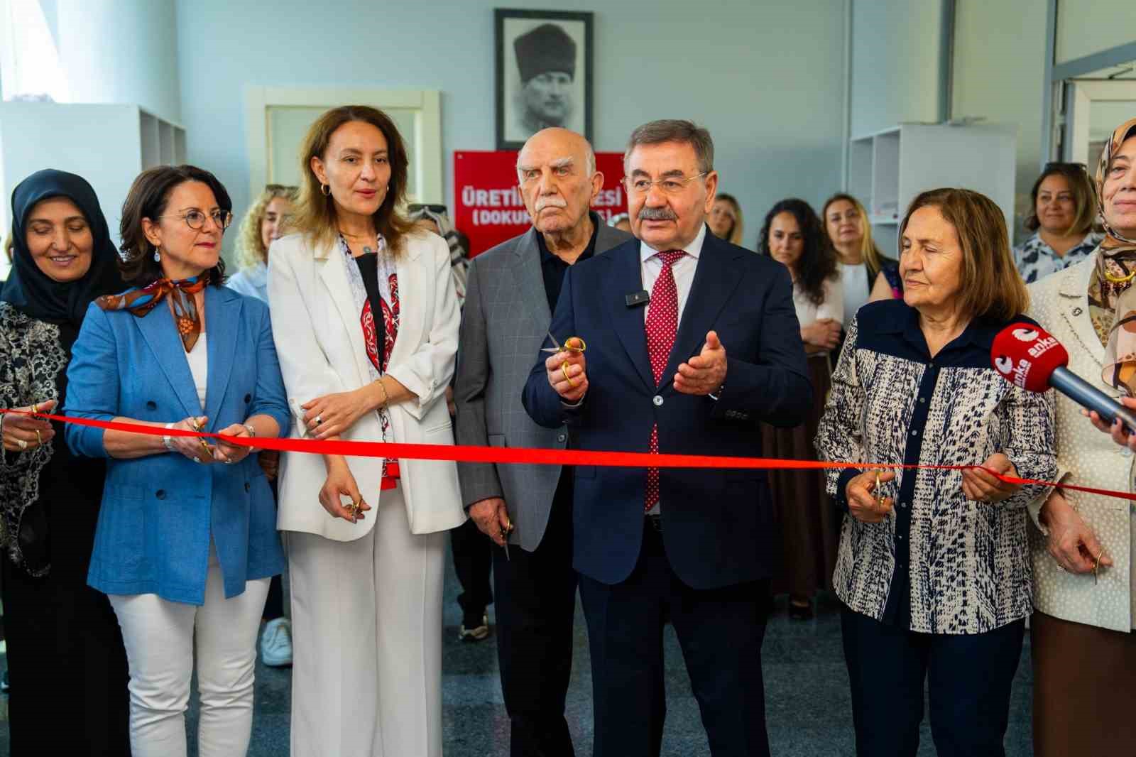 Dokuyarak atıklardan ürüne: Dokuma ve nakış atölyesi açıldı
