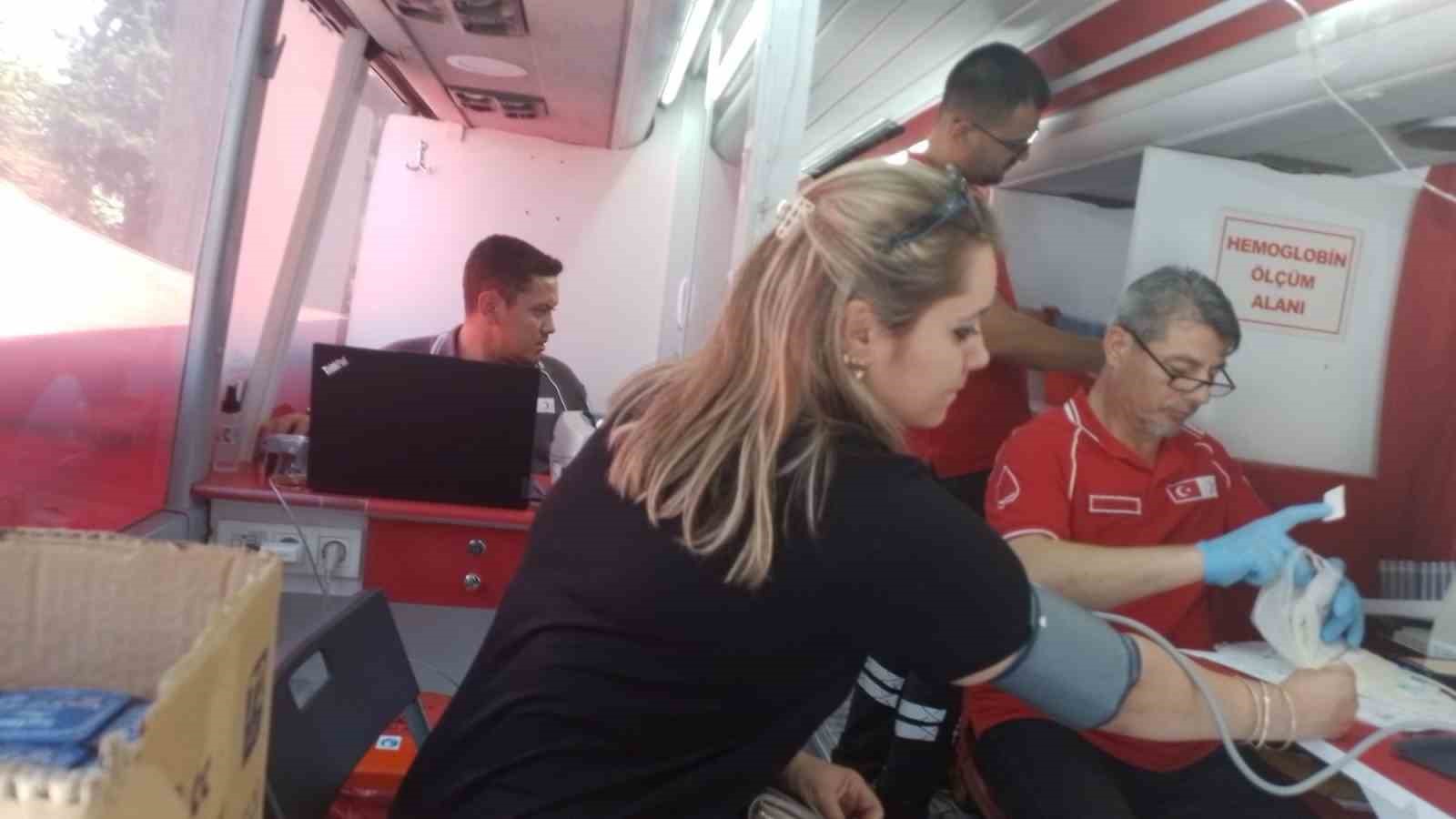 Kızılay’dan sıcaklara karşı akşam mesaisi
