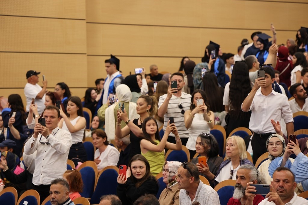 BEUN’da sağlık ordusunun yeni neferleri mezuniyet coşkusu yaşadı
