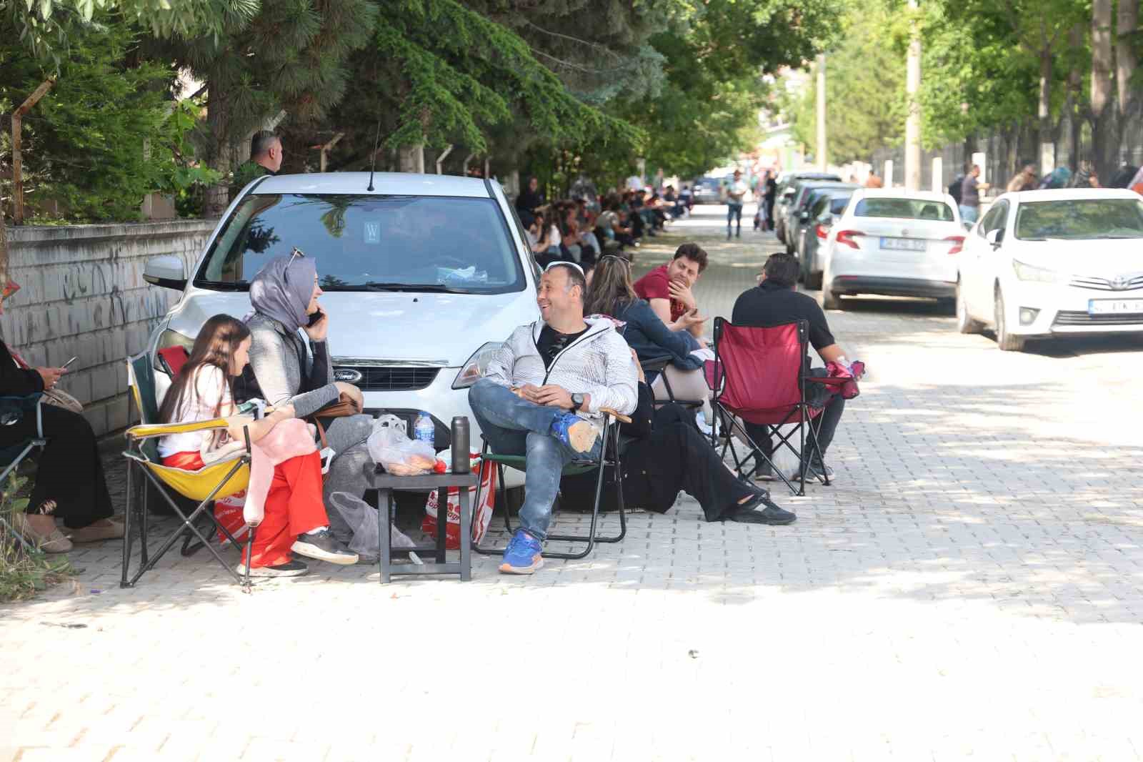 Kamp sandalyeleri piknik için değil, sınav maratonunu beklemek için açıldı
