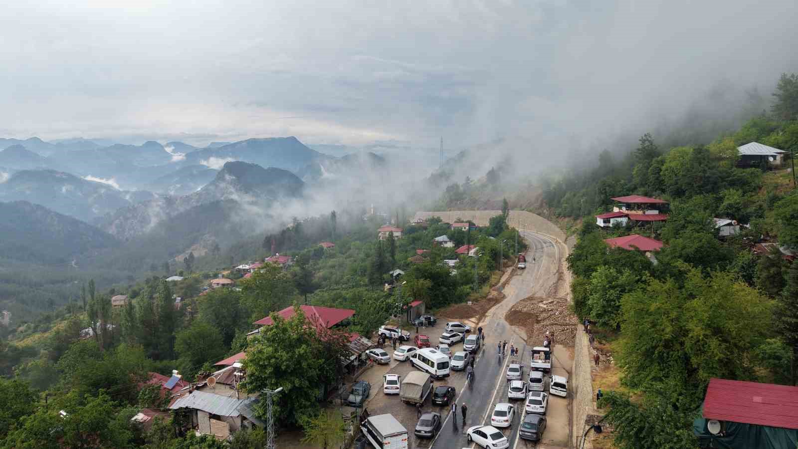 Şiddetli yağış heyelana yol açtı, motosiklet toprak altında kaldı

