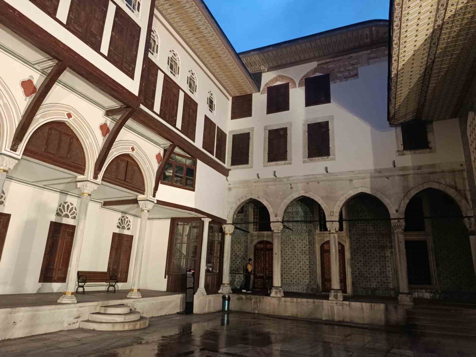 Topkapı Sarayı gece turlarıyla ziyaretçilerine kapılarını açtı

