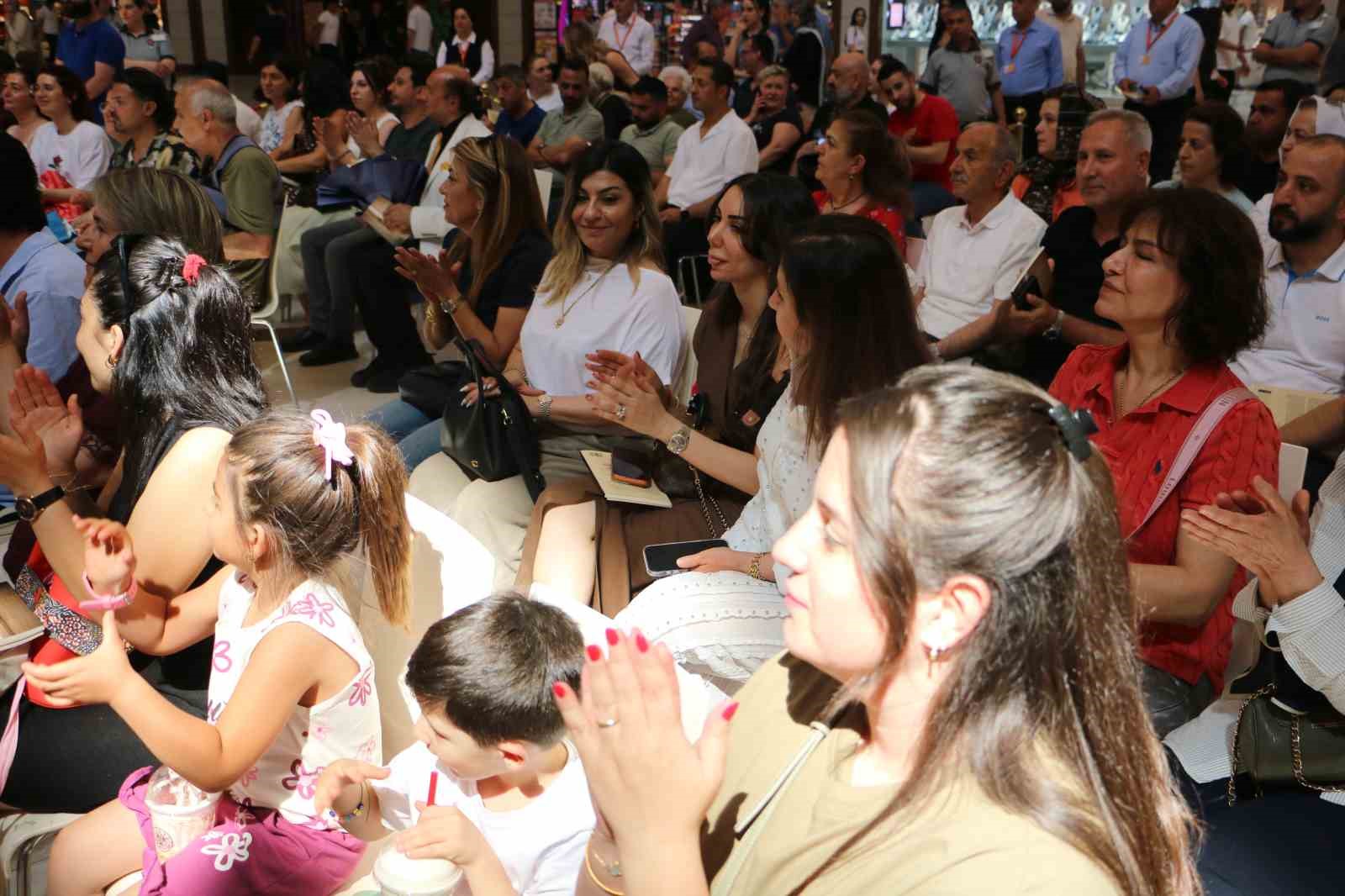 Ceylan Karavil Park AVM’de Ayşe Ceylan Topçu imza gününe yoğun ilgi
