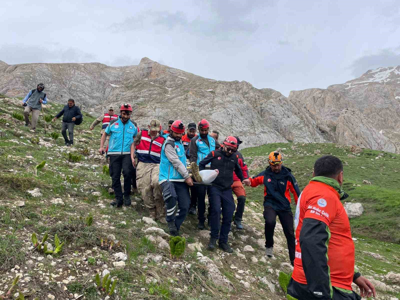 Kırsalda düşerek bacağını kıran şahıs 5 saatlik çalışmayla kurtarıldı
