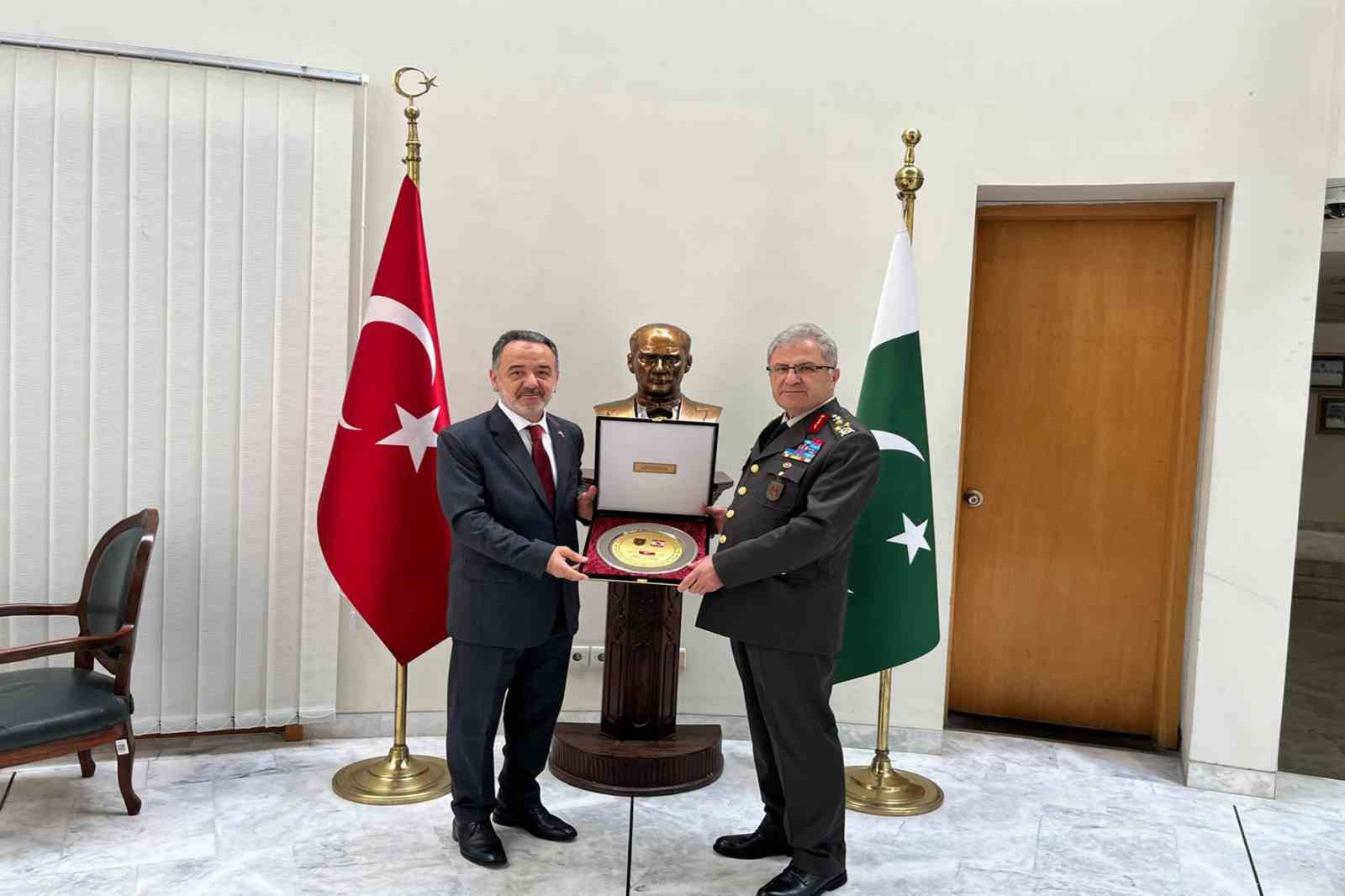 Kara Kuvvetleri Komutanı Orgeneral Tokel, Pakistan’da temaslarda bulundu

