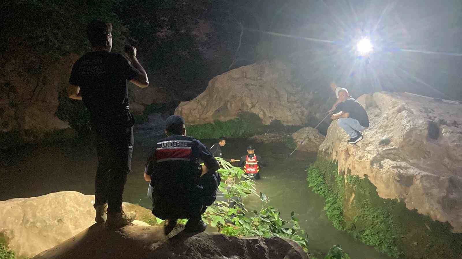 Vadide girdiği suda akıntıya kapılan çocuk hayatın kaybetti
