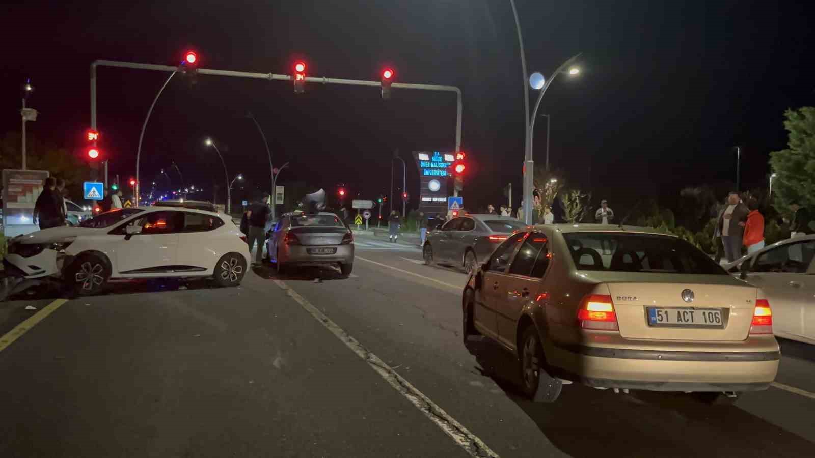 Niğde’de 5 aracın karıştığı zincirleme kaza: 2 yaralı
