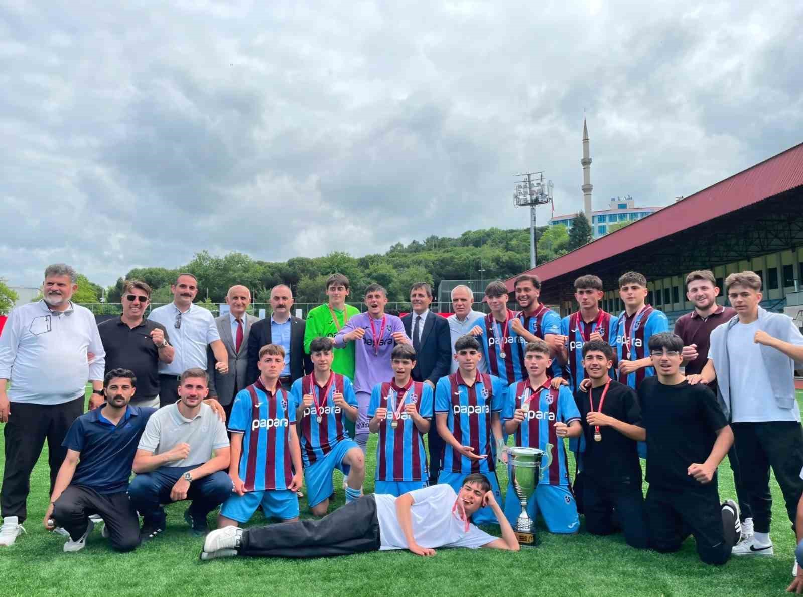 Araklı Saffet Çebi Lisesi’nin şampiyonluk sevinci
