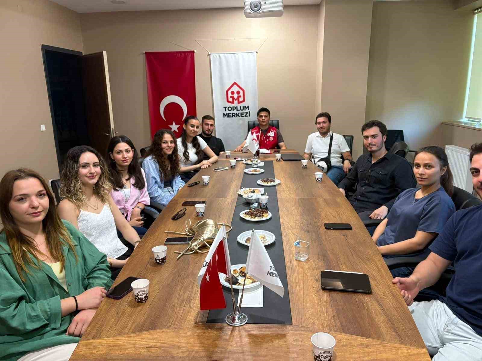 Genç Kızılay’da bayrak değişimi
