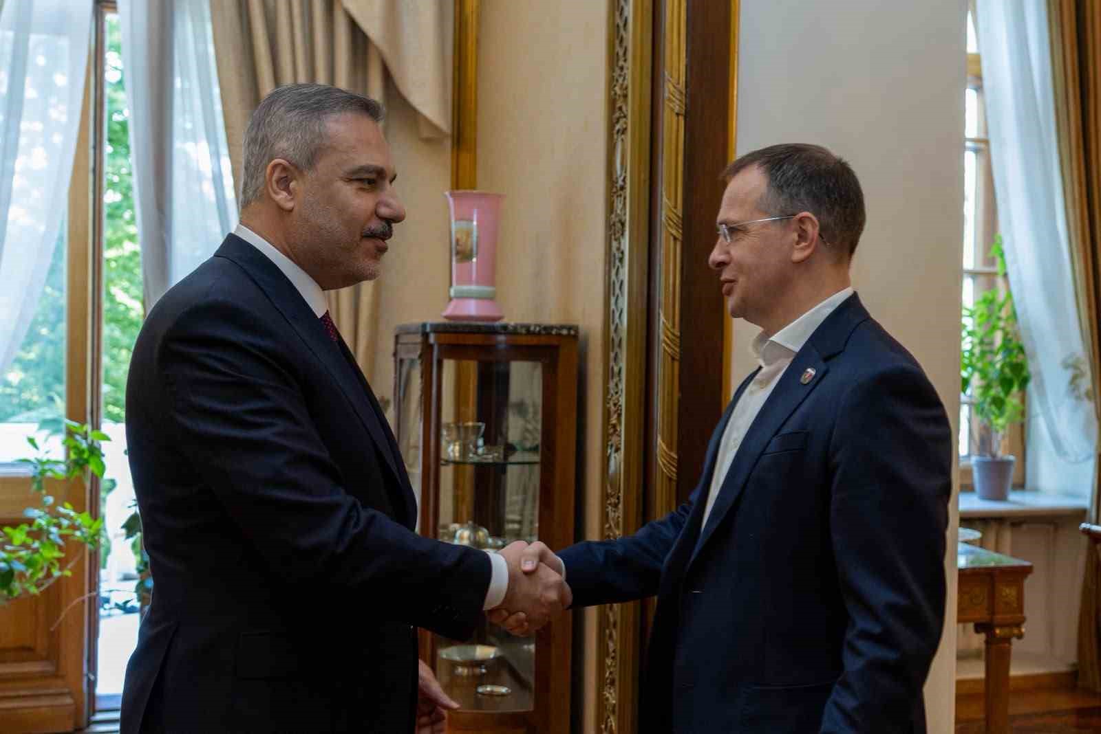 Dışişleri Bakanı Fidan, Putin’in Danışmanı Medinskiy ile bir araya geldi
